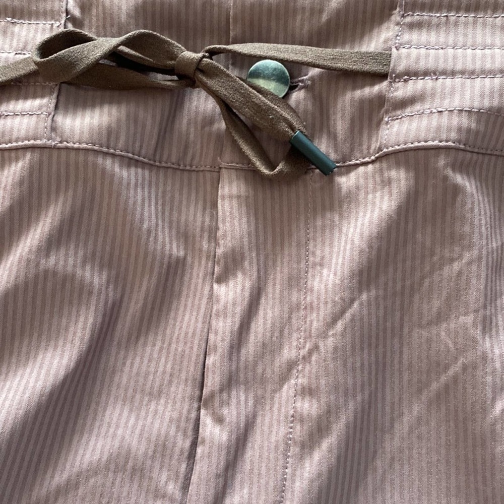 CRZ Yoga Shorts. 2 1/2” inseam. Zip button and drawstring mauve size 14
C - Picture 7 of 8